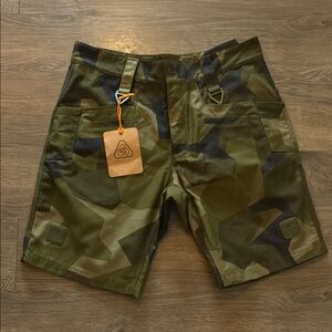 BNWT Prometheus Design Werx raider field short